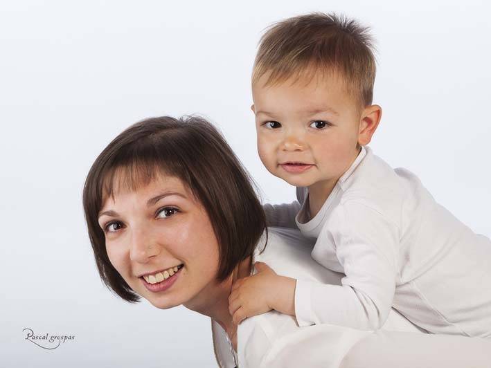 Pascal Grospas Photographe Portraitiste maman et son amour de fils 